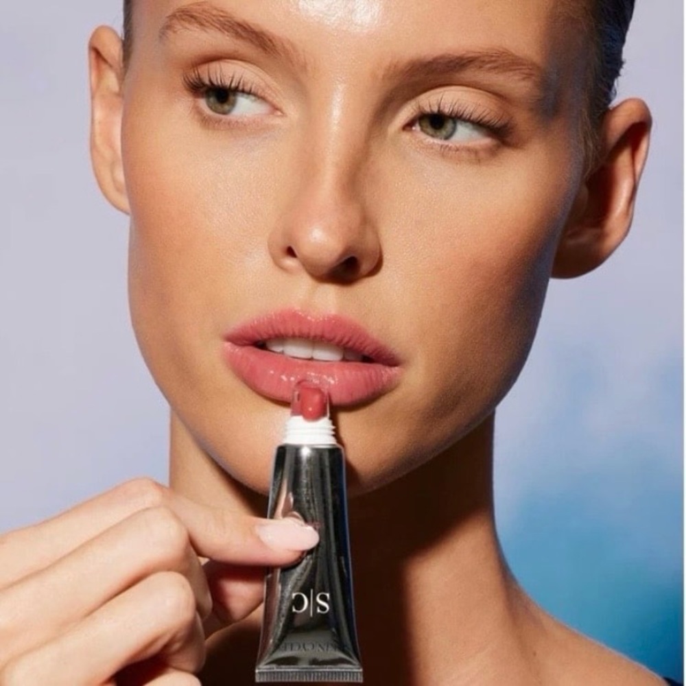 Anti- Aging Lip Treatment Lasting Lips Tint With TGHA4 SPF 15+ New & Sealed